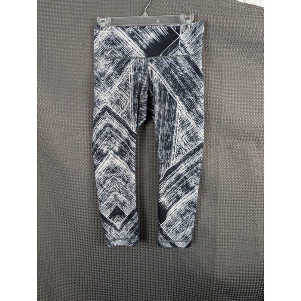 Lululemon Cropped Leggings‎ 6 Black White Abstract Geometric Athletic Yoga Pants